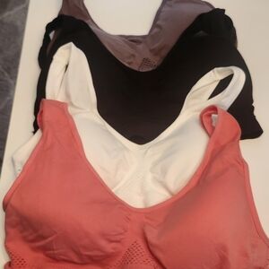 🔥 4-Pack Seamless Sports Bras Bundle – Coral, White, Black & Mauve